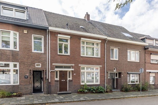 Foto - Te koop: Karakteristiek wonen met de duurzaamheid van nu! Verrassend ruime tussenwoning (1938) met 5 slaapkamers, hybride warmtepomp en Energielabel A nabij het centrum van Heerlen. 